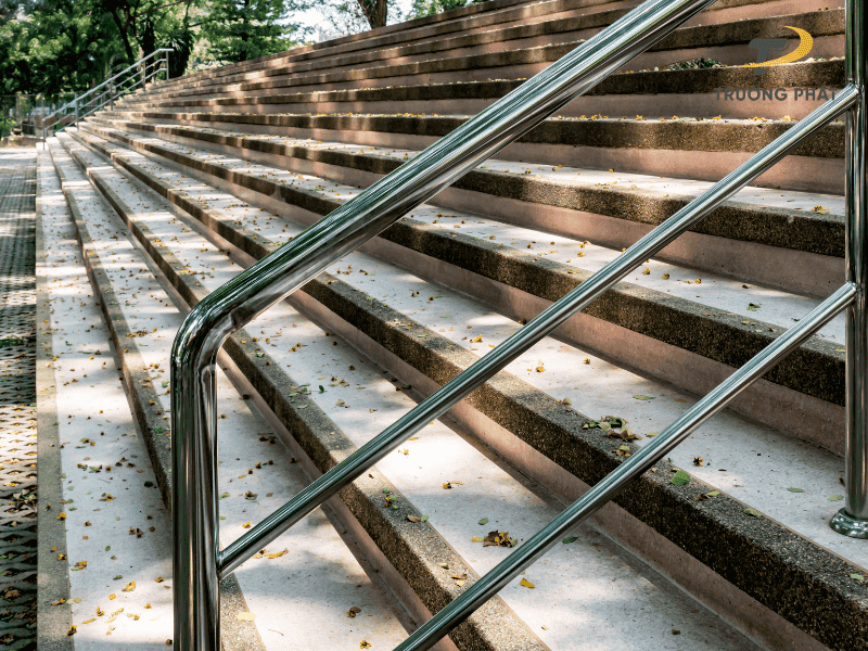 lan-can-inox-san-bong-dep